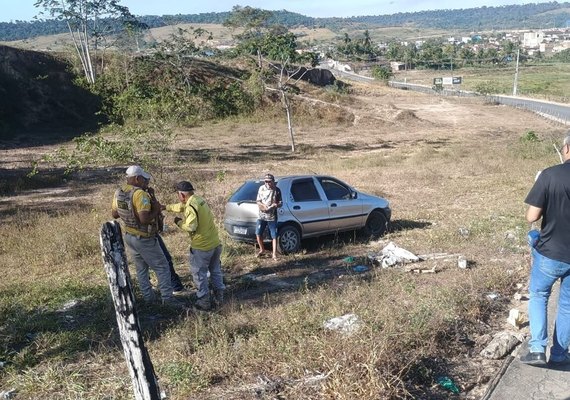 Motorista perde controle de carro e invade cercado na Ladeira da Betel, em São Miguel dos Campos