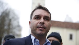 Flávio Bolsonaro diz que ex-assessor vai se explicar ao MPF