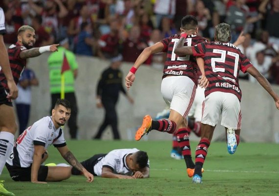 Em jogo de duas viradas, Flamengo e Vasco ficam no empate por 4 a 4