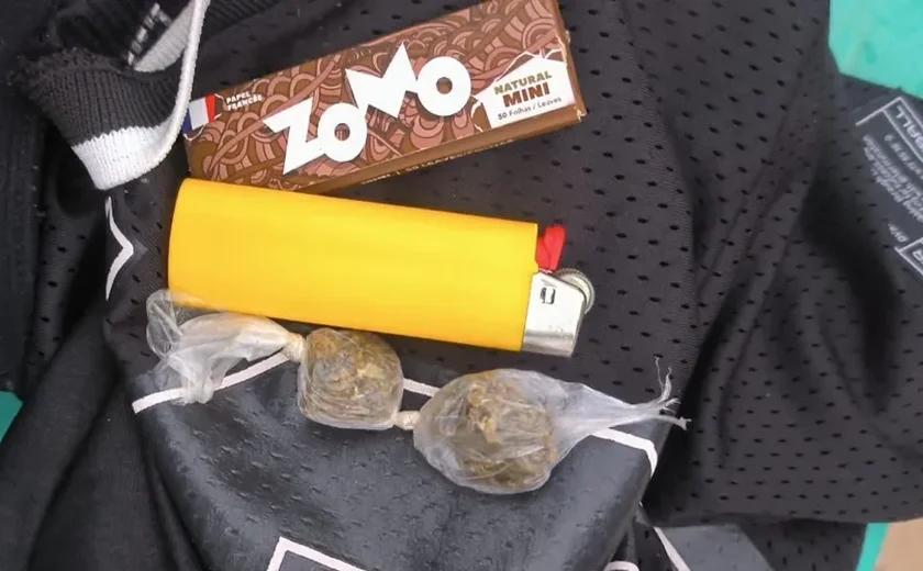 Dois homens são detidos por uso de drogas no Marco dos Corais, em Maceió