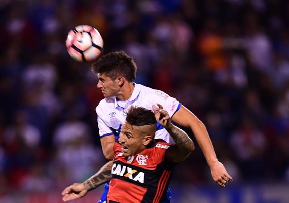 Berrío é expulso e Flamengo perde para a Universidad Católica