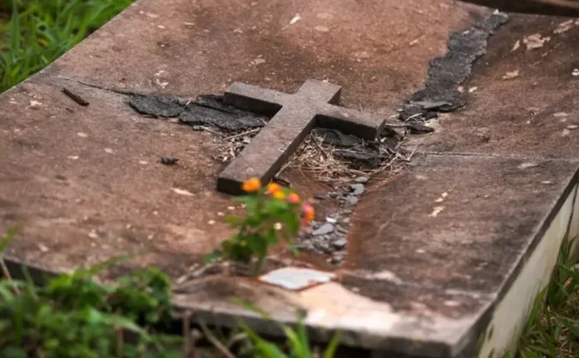 Criminosos invadem cemitério, violam túmulo e ateiam fogo em cadáver