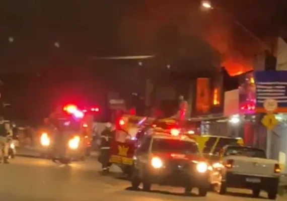 Incêndio destrói loja de peças na Praça do Pirulito
