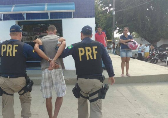 Dois suspeitos de praticar assaltos nas BRs de Alagoas são presos