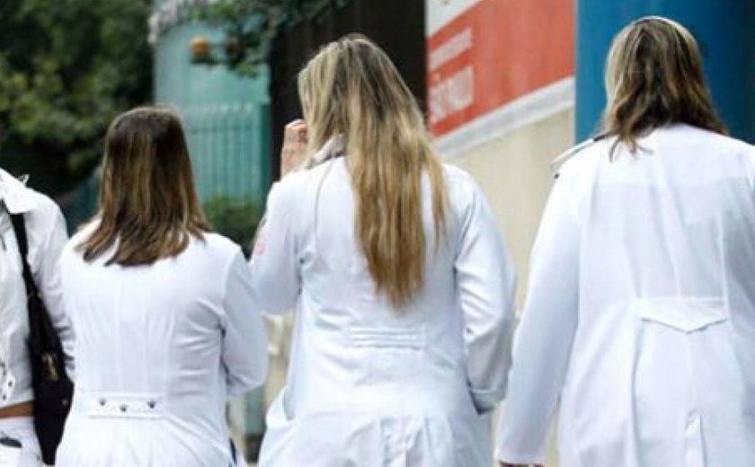 Lei do Jaleco proíbe profissionais de saúde de circularem com vestimentas de trabalho em locais públicos em Alagoas