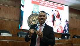 Parlamentar alagoano recebe prêmio nacional por atuação na defesa animal