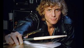 Steven Adler, ex-baterista do Guns N’ Roses dá facada no próprio estômago