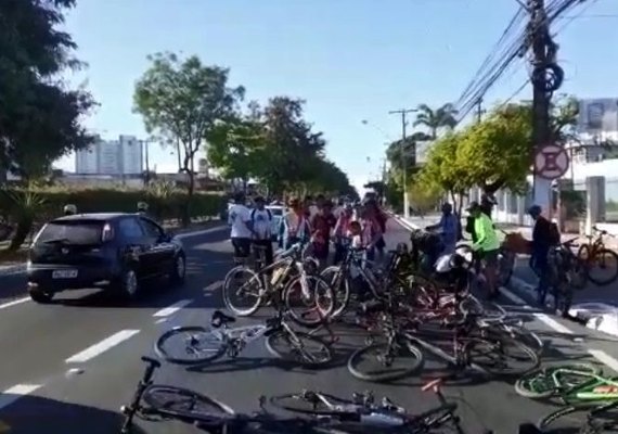 Ciclistas bloqueiam faixas na Avenida Fernandes Lima para cobrar segurança