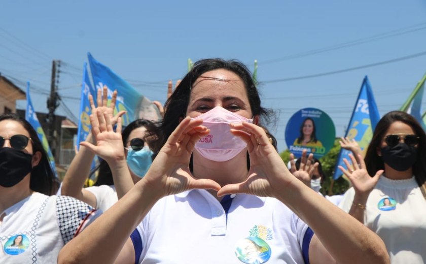 Fabiana percorre bairro Brasília na manhã deste sábado