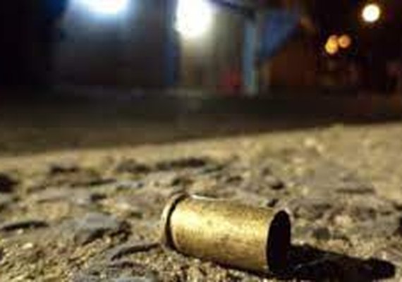 Criminosos invadem casa, pedem para mãe sair e matam filho