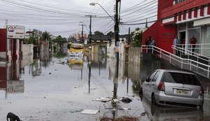 Fortes chuvas deixam ruas e avenidas alagadas em Maceió