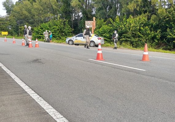 Operação Álcool Zero do BPRv flagra 10 inabilitados e remove cinco veículos