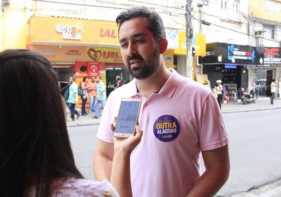 Com pouco espaço na mídia, Basile faz panfletagens