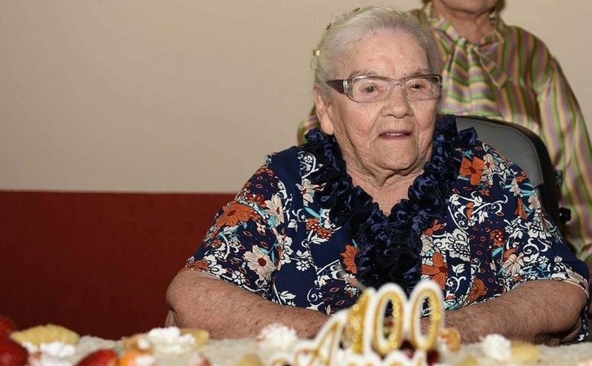 Idosa cadeirante de 102 anos que teve AVC vence batalha contra a Covid-19