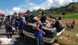 Van capota e deixa feridos em trecho da BR-324, em trecho no interior da Bahia