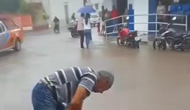 Rua no centro de Viçosa amanhece alagada após fortes chuvas