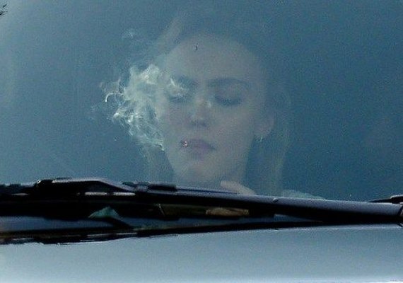 Lily-Rose, filha do ator Johnny Depp, aparece fumando cigarrinho suspeito