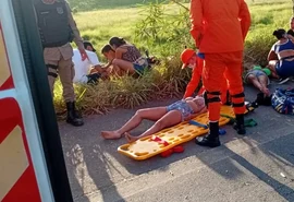 Colisão entre carro e van deixa um morto e quatro feridos em Atalaia