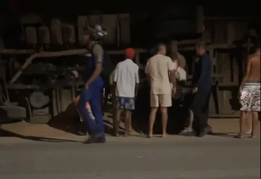 Carreta tomba em rodovia e motorista fica preso às ferragens em União dos Palmares