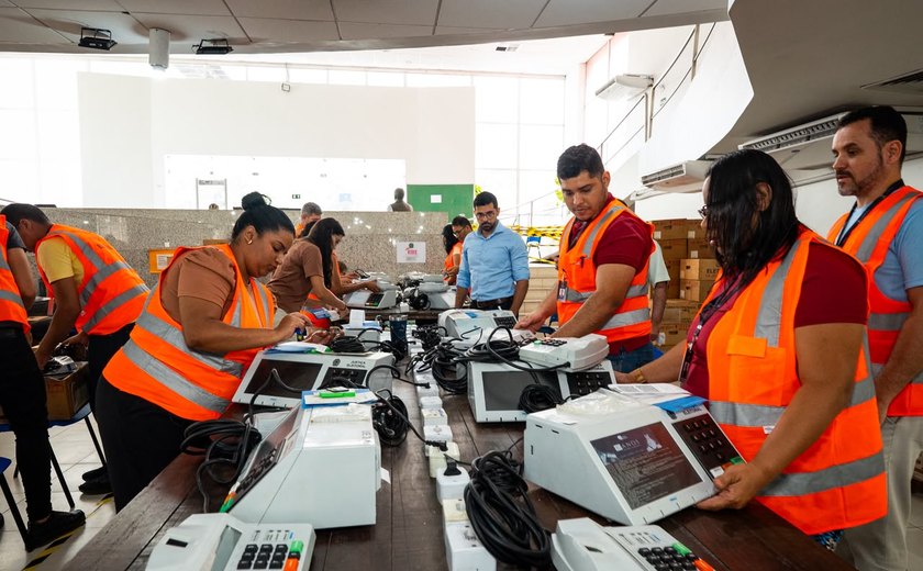 TRE/AL inicia carga e lacre das urnas eletrônicas para as Eleições 2026