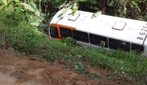 Ônibus com estudantes cai em ribanceira e deixa três feridos no interior de Alagoas