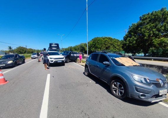 Engavetamento de três carros em Marechal Deodoro não deixa feridos, mas afeta trânsito na AL-101 Sul