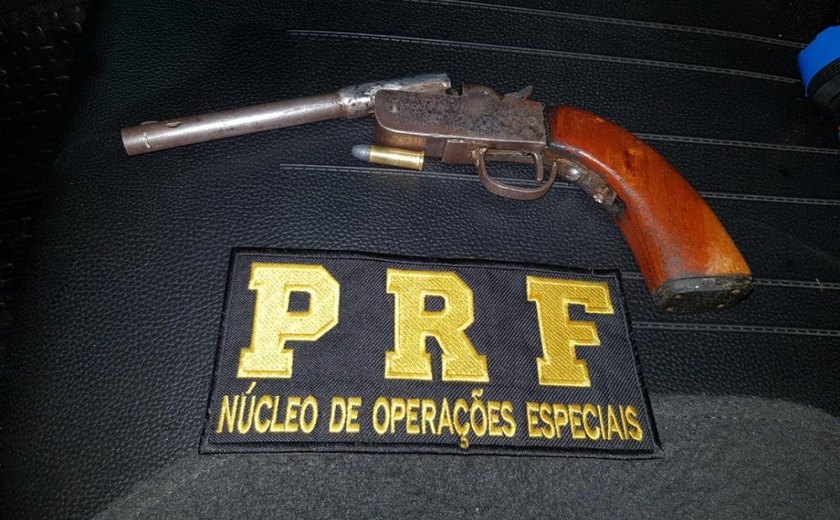 PRF frustra assalto e prende um dos suspeitos armado em Joaquim Gomes