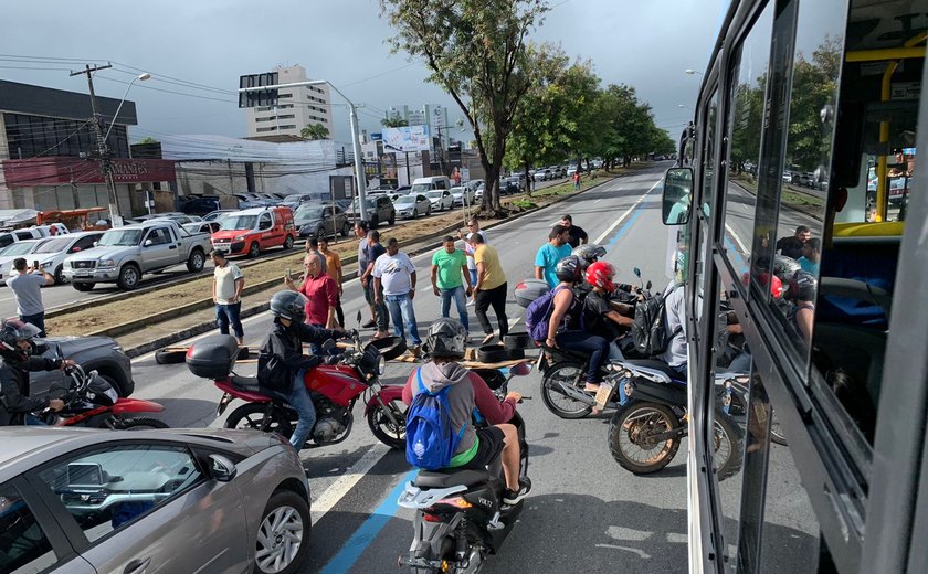 Motoristas por aplicativo fecham Fernandes Lima em protesto contra assassinato de colega