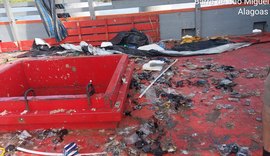 Barco que encalhou com produtos contrabandeados permanece no local