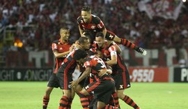 Flamengo vence clássico polêmico e pressiona Palmeiras