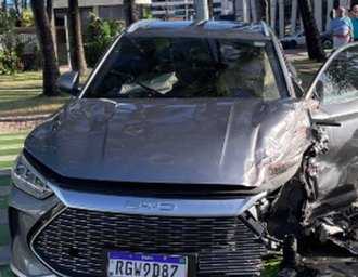 Carro e caminhão colidem na orla da Ponta Verde