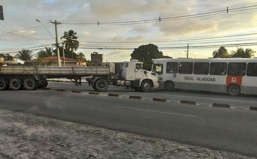 Carreta invade contramão na Via Expressa e atinge ônibus; ninguém se feriu