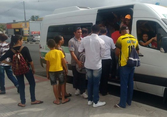 Em 2 horas, 117 veículos são flagrados fazendo transporte ilegal de passageiros em Maceió