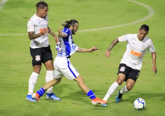 Revoltados com derrota para o CSA, torcedores do Corinthians vandalizam hotel em Maceió