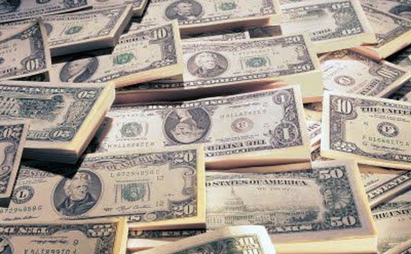 Dólar opera em queda nesta segunda em relação ao real