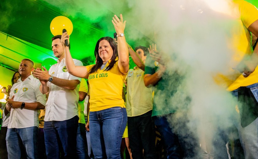 Candidata à reeleição na Barra de Santo Antônio, Lívia Carla realiza grande comício