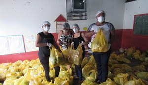Educação entrega kits de alimentação para alunos da Escola Municipal Barão de Penedo
