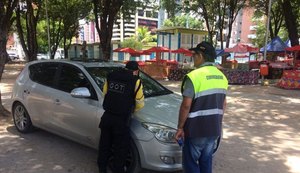 Motoristas são notificados por estacionamento irregular na Praça Lions