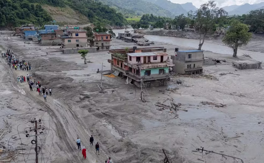 O diretor de escola que salvou 900 estudantes das inundações no Nepal