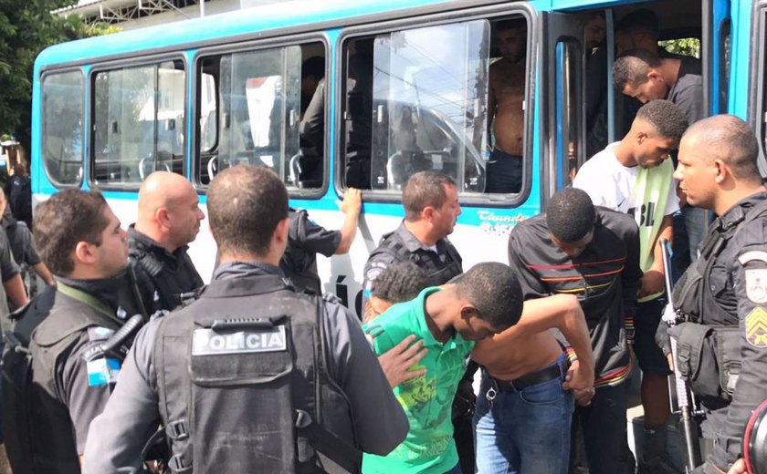 Ônibus são incendiados em vias após ação da PM com 40 presos no RJ