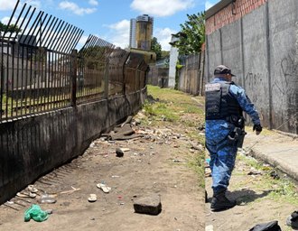 Barracos usados para consumo e venda de drogas são retirados na Cambona