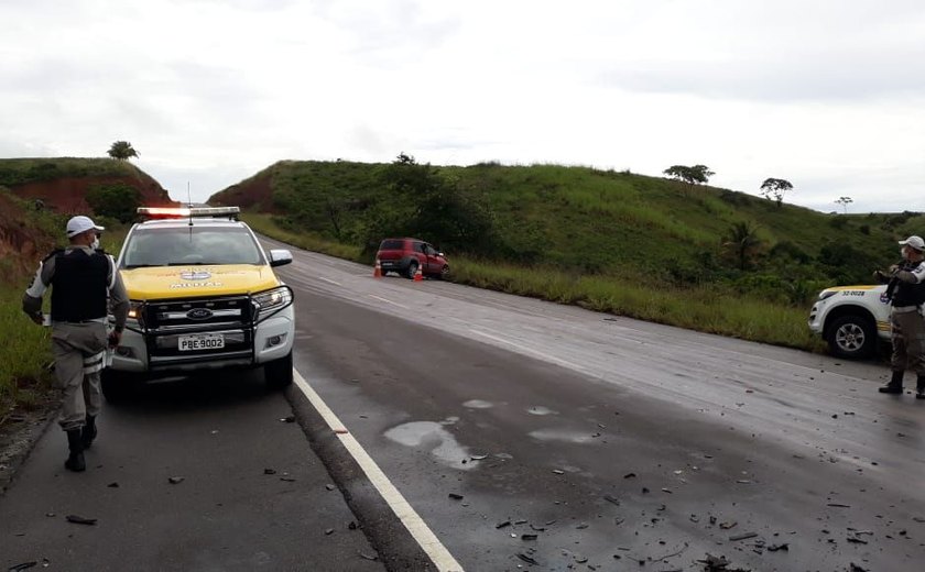 Condutor perde controle de carro e bate em outro veículo após invadir contramão