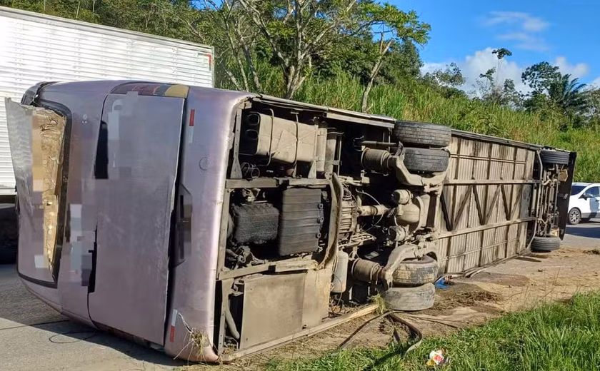 Ônibus com torcedores de organizada do Bahia tomba na BR-101 a caminho de Recife