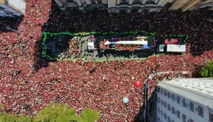 Famílias se juntam à multidão para festejar título do Flamengo no RJ