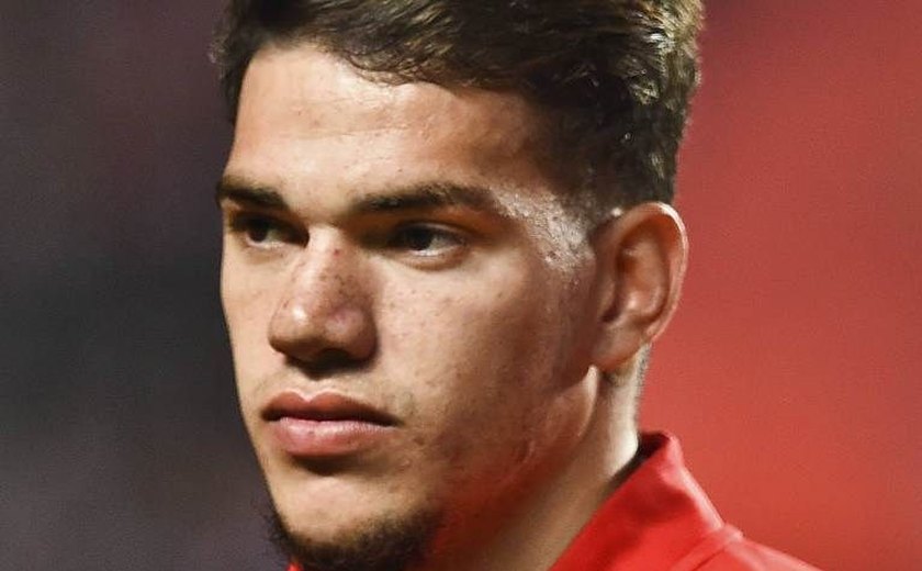 Barcelona monitora goleiro brasileiro Ederson do Benfica