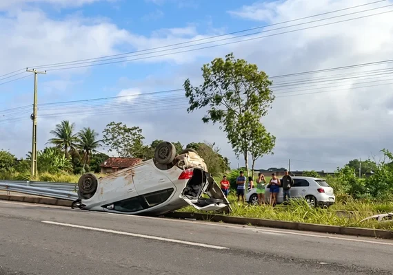 Jovem fica ferido após carro capotar na AL-110, em Arapiraca