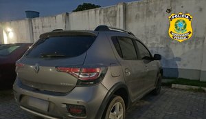 PRF prende foragido da justiça por homicídio conduzindo carro clonado em Rio Largo