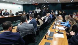Pedido de vista adia votação da PEC do fim da escala 6X1