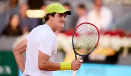 João Fonseca vai à 1ª semi de ATP 500 após abandono de rival no 3º set