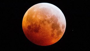 Eclipse Lunar total e a maior superlua do ano acontecem nesta quarta-feira (26)